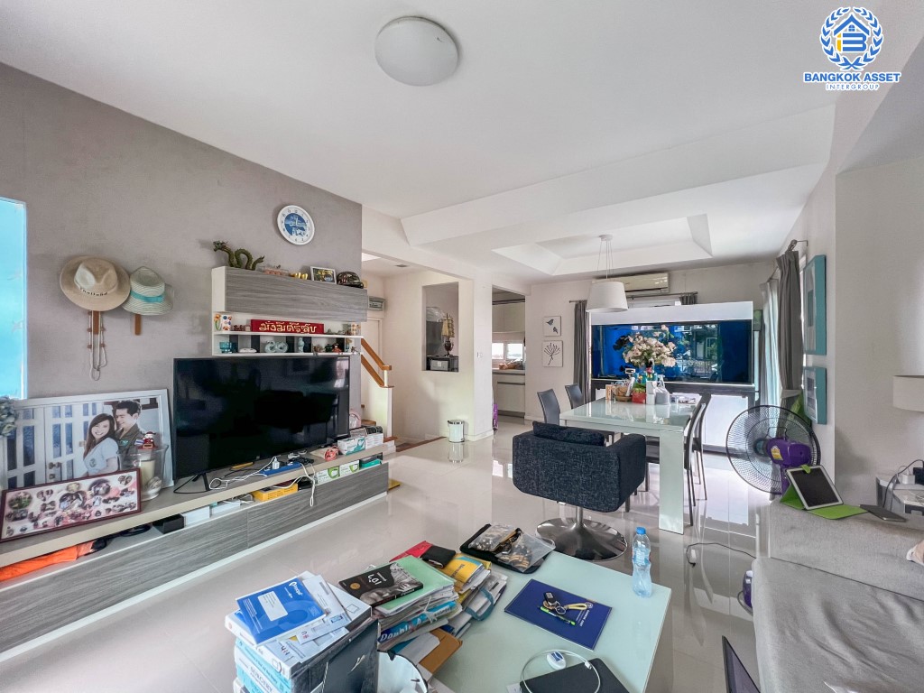 *****บ้านเดี่ยวมือสองย่านกรุงเทพฯ ม.มัณฑนาเลค วัชรพล จากแบรนด์แลนด์แอนด์เฮ้าส์ เนื้อที่กว้างขวาง 50.30 ตร.ว. ฟังก์ชัน 3 ห้องนอน 3 ห้องน้ำ ที่จอดรถ 2 คัน บ้านสวยพร้อมอยู่ บนทำเลแห่งการเดินทาง สภาพแวดล้อมเป็นเลิศ ใกล้รถไฟฟ้าสายสีเขียว "สถานีสายหยุด, สะพานใหม่" และทางด่วน "ฉลองรัช"